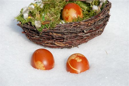 white snow and Easter Eggs in the basket Stockbilder - Microstock & Abonnement, Bildnummer: 400-05051065