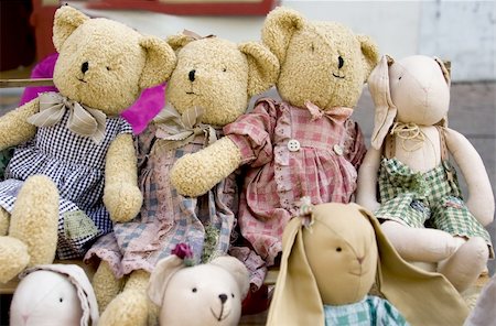 small little girl pic to hug a teddy - Old Teddy bears and other old toys Stock Photo - Budget Royalty-Free & Subscription, Code: 400-05051068