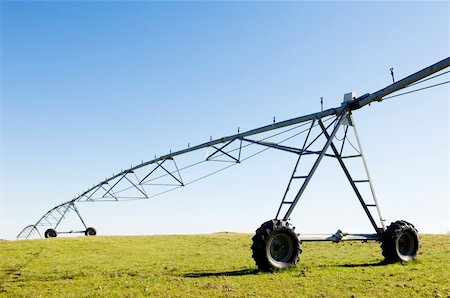 Resting irrigation pivot in a green grass field. Foto de stock - Super Valor sin royalties y Suscripción, Código: 400-05051763