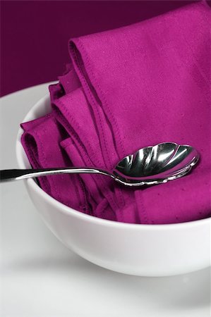 stephconnell (artist) - A close up of a modern table setting in purple Foto de stock - Super Valor sin royalties y Suscripción, Código: 400-05051990