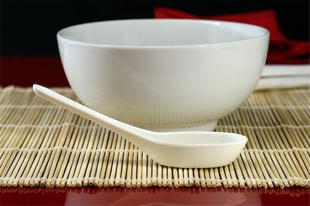 stephconnell (artist) - A table set for lunch with bowl and spoon in red Foto de stock - Super Valor sin royalties y Suscripción, Código: 400-05051991