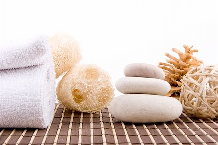slicky (artist) - organic psonge, spa stones and white towel Foto de stock - Royalty-Free Super Valor e Assinatura, Número: 400-05052250