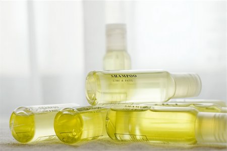 Yellow shampoo lime and basil Stockbilder - Microstock & Abonnement, Bildnummer: 400-05052270