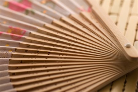 Oriental wooden fan on bamboo mat Stockbilder - Microstock & Abonnement, Bildnummer: 400-05052388