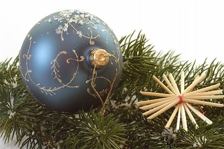 Blue christmas tree ball lying on a fir branch Photographie de stock - Aubaine LD & Abonnement, Code: 400-05053106