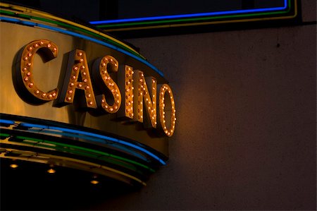 fortuna - casino neon sign at night Foto de stock - Royalty-Free Super Valor e Assinatura, Número: 400-05053362