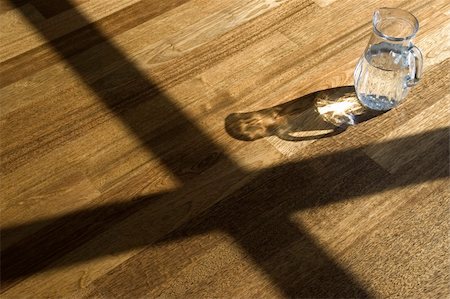 Decanter with water on a wooden floor. Foto de stock - Royalty-Free Super Valor e Assinatura, Número: 400-05053540