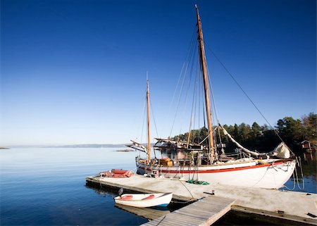 A sail boat at on the ocean in dock Stock Photo - Budget Royalty-Free & Subscription, Code: 400-05053877