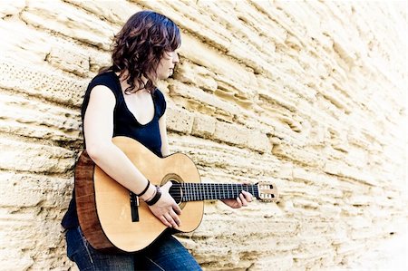 Street artist playing guitar on the wall Photographie de stock - Aubaine LD & Abonnement, Code: 400-05064590