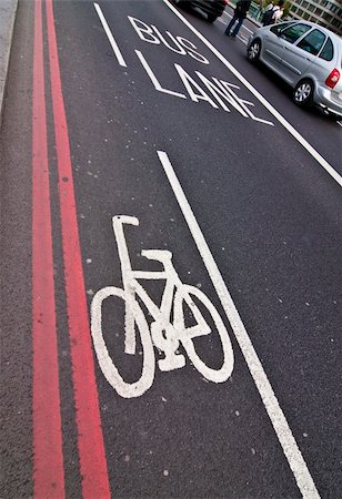 Bicycle and bus reserved trails Foto de stock - Super Valor sin royalties y Suscripción, Código: 400-05064601