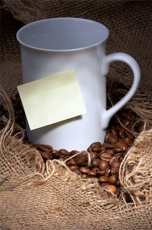 post its lots - Sticky note on Cup of coffee and brown coffee beans in an open gunnysack, Studioshot Photographie de stock - Aubaine LD & Abonnement, Code: 400-05064862