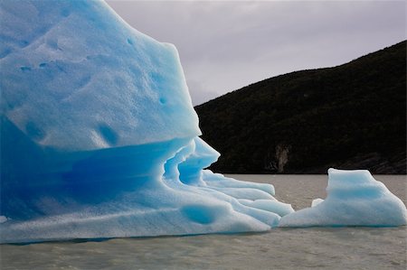 Grande partie flottante de la glace bleue qui éclate dehors gris Glacier de Torres del Paine National Park, Patagonie. Photographie de stock - Aubaine LD & Abonnement, Code: 400-05066975