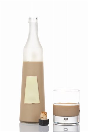 simsearch:614-06002074,k - A whiskey cream bottle and glass with ice cubes, reflected on white background Stockbilder - Microstock & Abonnement, Bildnummer: 400-05067566