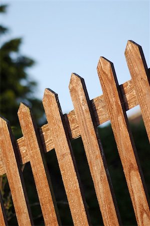photo picket garden - wooden boundary fence close-up Photographie de stock - Aubaine LD & Abonnement, Code: 400-05067583
