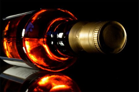 pontuse (artist) - Bottle of whisky with black crisp background Stockbilder - Microstock & Abonnement, Bildnummer: 400-05068366
