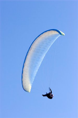 deltaplano - Paraglider in a clear blue sky Fotografie stock - Microstock e Abbonamento, Codice: 400-05068431