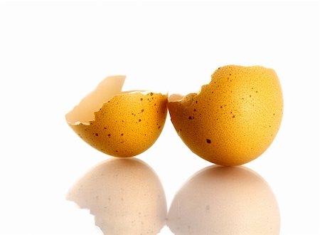 dundanim (artist) - Broken eggshell on white background Fotografie stock - Microstock e Abbonamento, Codice: 400-05068633