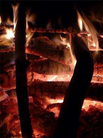portrait of cozy camp fire outdoors in night-time Fotografie stock - Microstock e Abbonamento, Codice: 400-05068697