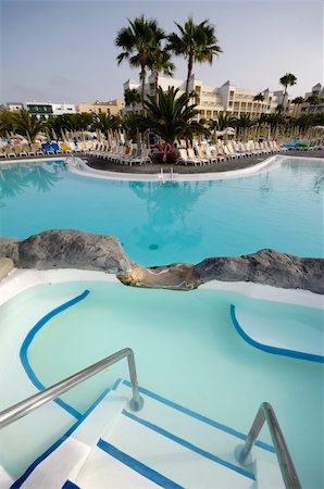 resort service - Spa and pool at a nice hotel resort. Photographie de stock - Aubaine LD & Abonnement, Code: 400-05068760