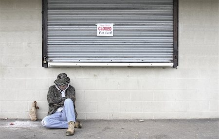 people running away scared - Man sleeping on the street by a closed business Foto de stock - Super Valor sin royalties y Suscripción, Código: 400-05068895