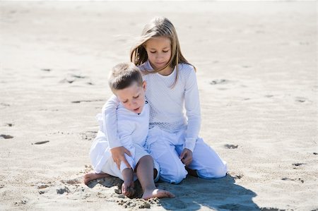 fabthi (artist) - Portrait of blond sister and brother sitting in the sand dressed in white Photographie de stock - Aubaine LD & Abonnement, Code: 400-05069976