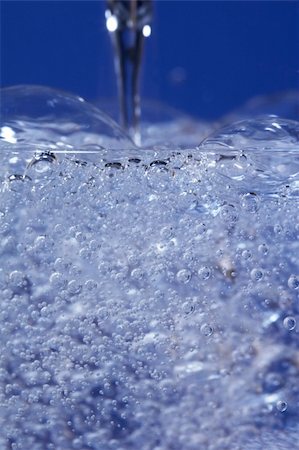 Glass sparkling water on blue background Foto de stock - Super Valor sin royalties y Suscripción, Código: 400-05060056