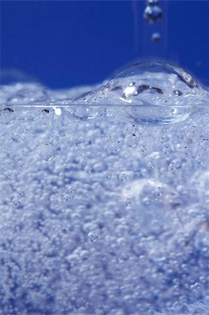 Glass sparkling water on blue background Foto de stock - Super Valor sin royalties y Suscripción, Código: 400-05060057