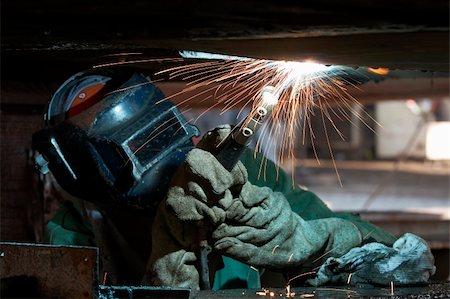 a welder working at shipyard during day Photographie de stock - Aubaine LD & Abonnement, Code: 400-05060630