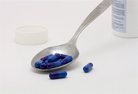 simsearch:400-05728490,k - Blue pills at a spoon Photographie de stock - Aubaine LD & Abonnement, Code: 400-05060726