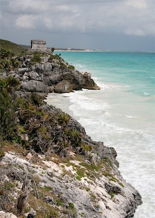 simsearch:841-05796613,k - A shot of the Tulum ruins and beautiful turquoise Caribbean Sea. (Mayan Ruins, Mexico) Photographie de stock - Aubaine LD & Abonnement, Code: 400-05061293