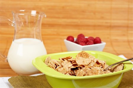 simsearch:400-03917186,k - A bowl of cornflakes, milk and raspberries on bamboo mat Stock Photo - Budget Royalty-Free & Subscription, Code: 400-05061849