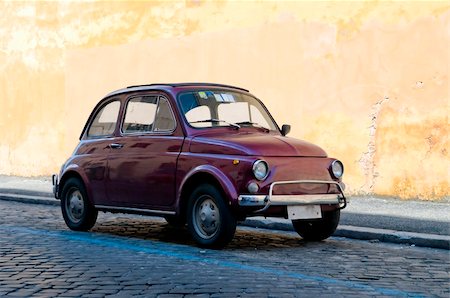 Retro car in the streets of Rome Foto de stock - Royalty-Free Super Valor e Assinatura, Número: 400-05061891