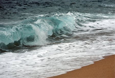simsearch:400-03945337,k - Big wave crashes on to the shore Photographie de stock - Aubaine LD & Abonnement, Code: 400-05062216