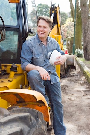 A handsome and happy builder sits on his digger and takes a break while chatting to a work collegue. Foto de stock - Super Valor sin royalties y Suscripción, Código: 400-05062297