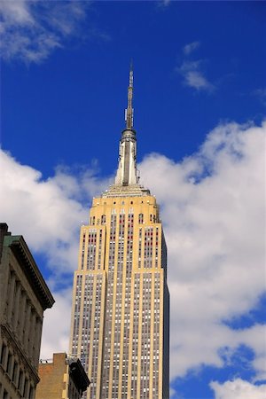 simsearch:400-04939442,k - Tall buildings in New york on a bright sunny day Foto de stock - Super Valor sin royalties y Suscripción, Código: 400-05062338