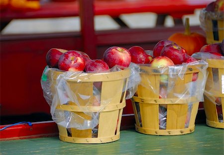 Freshly picked apples for sale at a local farmer's market Stock Photo - Budget Royalty-Free & Subscription, Code: 400-05062377