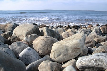 simsearch:400-06073565,k - a pebbled beach on a warm day with a calm sea as a background Foto de stock - Super Valor sin royalties y Suscripción, Código: 400-05062529