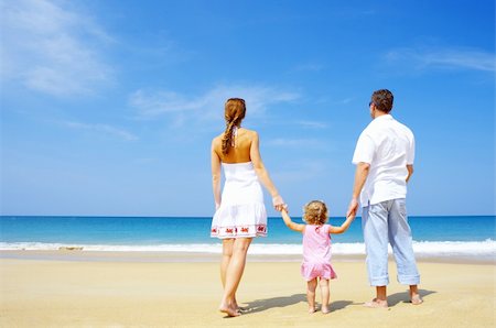 simsearch:400-04062793,k - Portrait of young family having fun on the beach Photographie de stock - Aubaine LD & Abonnement, Code: 400-05062688