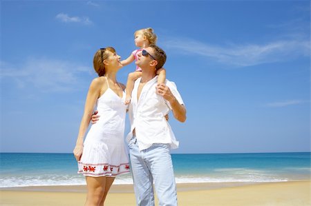 simsearch:400-04062793,k - Portrait of young family having fun on the beach Photographie de stock - Aubaine LD & Abonnement, Code: 400-05062696