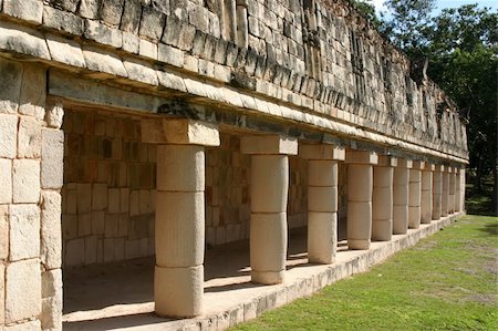 Row of antique maya columns with green grass Stockbilder - Microstock & Abonnement, Bildnummer: 400-05062774