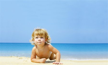simsearch:400-04596901,k - Portrait of blond blue eyed baby crawling through the beach Stock Photo - Budget Royalty-Free & Subscription, Code: 400-05062972