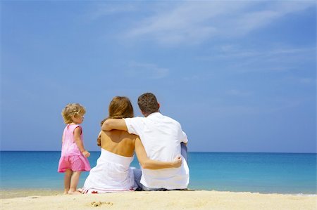 simsearch:400-04062793,k - Portrait of young family having fun on the beach Photographie de stock - Aubaine LD & Abonnement, Code: 400-05062983