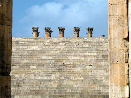 simsearch:400-04497075,k - Stair of a temple in front of columns capitals. Jerash, Jordan Photographie de stock - Aubaine LD & Abonnement, Code: 400-05062993