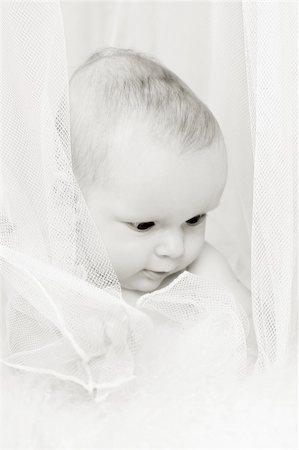 White angel - small kid in white cradle Photographie de stock - Aubaine LD & Abonnement, Code: 400-05063308