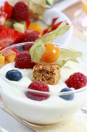 simsearch:400-08110674,k - Healthy breakfast or snack - yogurt with fruits Stockbilder - Microstock & Abonnement, Bildnummer: 400-05063611