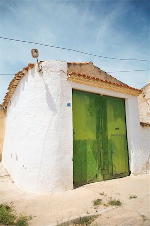 green wooden rural door at chinchilla albacete spain Photographie de stock - Aubaine LD & Abonnement, Code: 400-05063882