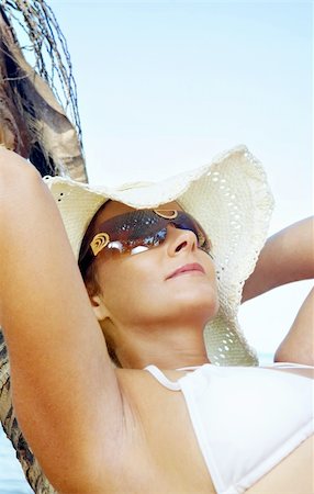 simsearch:400-05906960,k - View of nice woman having fun on tropical beach Photographie de stock - Aubaine LD & Abonnement, Code: 400-05075158