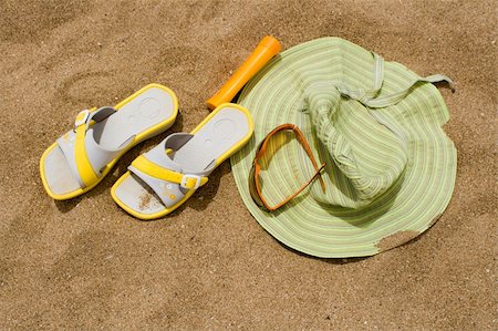 simsearch:400-07167440,k - Woman hat, flip flops, sun glasses, sun block lying on sand Foto de stock - Super Valor sin royalties y Suscripción, Código: 400-05076776