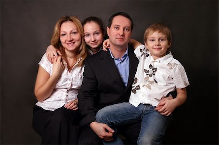 simsearch:400-04633809,k - Portrait of parents and children in studio Photographie de stock - Aubaine LD & Abonnement, Code: 400-05077061