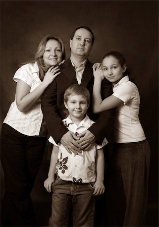 simsearch:400-04633809,k - Portrait of parents and children in studio Photographie de stock - Aubaine LD & Abonnement, Code: 400-05077062